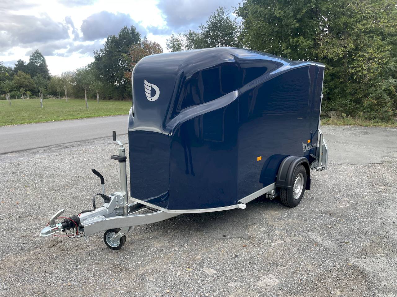 Cheval Liberté Debon Cargo 1300 Kofferanhänger 1300 kg – Dunkelblau mit Seitentür – Bild 8