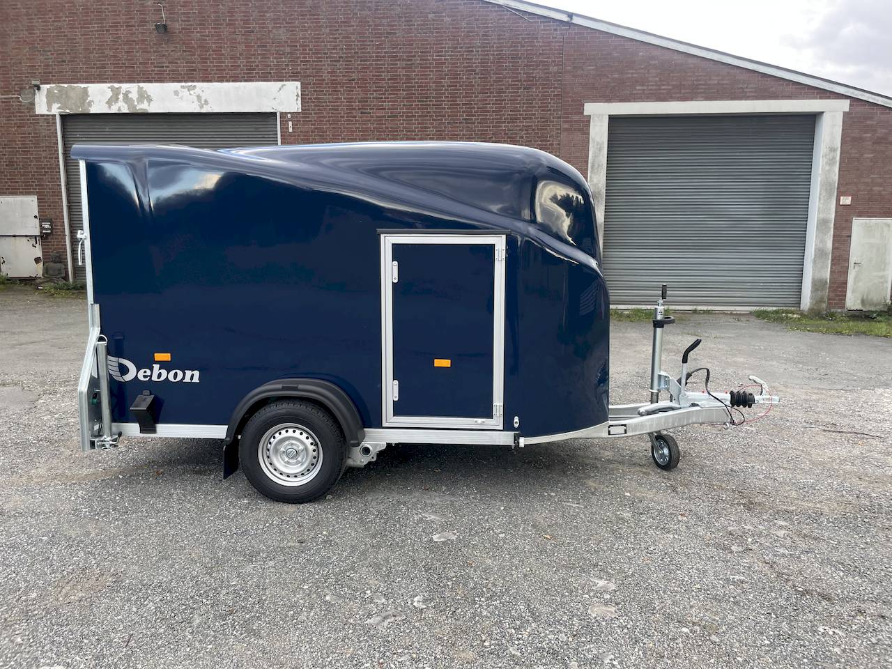 Cheval Liberté Debon Cargo 1300 Kofferanhänger 1300 kg – Dunkelblau mit Seitentür – Bild 2